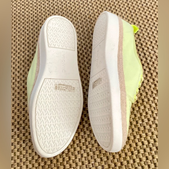 VIONIC Lime Green Women's Casual Sneakers size 9 - Picture 4 of 11
